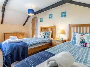 two beds sitting next to each other in a bedroom at 2 Bed in Helston oc-41378 in Cury +13 photos