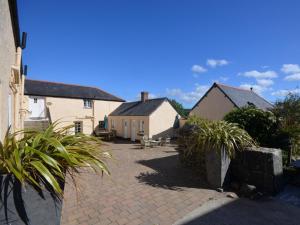 a courtyard of a house with some plants at 2 Bed in Helston oc-41378 in Cury