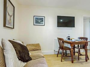 a living room with a couch and a table at 2 Bed in Spilsby oc-91141 in Skendleby