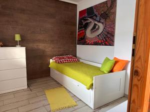 a childs bedroom with a bed and a painting at Dom pod Aniołem in Świętajno