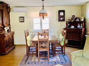 a dining room with a table and chairs at House MayFa in Riedseltz