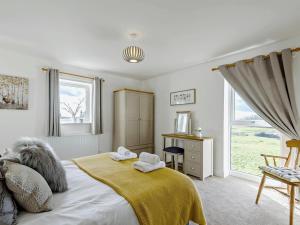 a bedroom with a bed with towels on it at 3 Bed in Spilsby oc-91142 in Skendleby