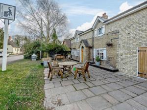 a patio with a table and chairs next to a building at 3 Bed in Spilsby oc-91142 in Skendleby