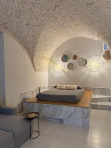 ein Schlafzimmer mit einem Bett auf einem Tisch in einem Zimmer in der Unterkunft Avril Suite in Noci