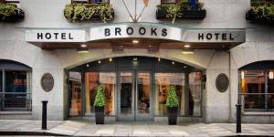 een winkel voor een hotel met een bord erop bij Brooks Hotel in Dublin