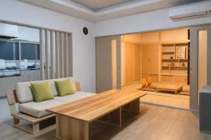 a living room with a couch and a table at 白樺 l リノベーション済 l 千歳空港まで30分 l 貸切の一軒家 l 8名様までOK in Yuni