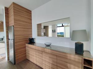 a kitchen with a counter with a mirror at Apartamento Mar & Sal in Mindelo