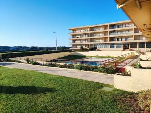 a building with a swimming pool in front of a building at Apartamento Mar & Sal in Mindelo