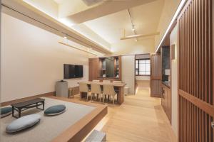 a living room with a table and a dining room at 한 스위트 서울 in Seoul