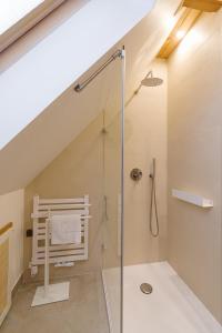 a bathroom with a shower in a attic at Domki Trzy Korony in Sromowce Niżne +38 photos