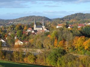 NemmersdorfHaus Roßner的山中的一个小镇,有教堂