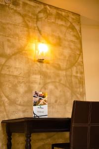 a wall with a light on top of a table at Hotel M'Rode in Lomé +74 photos