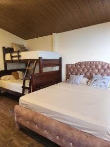 a bedroom with two bunk beds and a wooden ceiling at Suite relax entre naturaleza y piscina en Tulipe in El Porvenir +26 photos