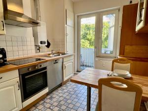 a kitchen with a table and a stove top oven at 3BR-Innenstadt-WIFI-Parking in Bremerhaven