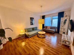 a living room with a couch and a table at 3BR-Innenstadt-WIFI-Parking in Bremerhaven