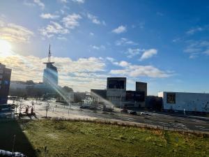 a view of a city with buildings and a highway at 3BR-Innenstadt-WIFI-Parking in Bremerhaven