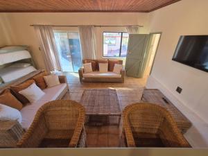 a living room with a bed and a couch at Vida Lenta in Springbok
