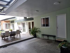a patio with a table and chairs in a house at La Casa del Viajero in Presidencia Roque Sáenz Peña