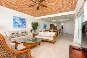 a living room with couches and a ceiling fan at Aventuras Club Laguna in Puerto Aventuras