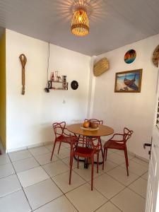 a dining room with a table and chairs at Ksa Sodré in Barreirinhas
