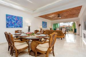 a dining room with a table and chairs at Aventuras Club Laguna in Puerto Aventuras