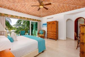 a bedroom with a bed and a ceiling fan at Aventuras Club Laguna in Puerto Aventuras +49 photos