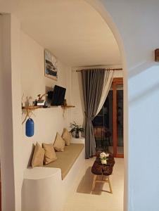 a living room with a couch under an archway at Marine House Koh Tao in Ko Tao
