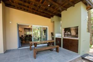 a room with a wooden table and a bench at Casa Frida vivir sin prisa in Mar de las Pampas