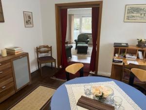 a living room with a table and chairs at Ferienwohnung Sörensen -Schleswig in Schleswig