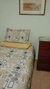 a bed in a room with a dresser and a bed sidx sidx sidx at Dpto amueblado con cochera descubierta in Río Tercero