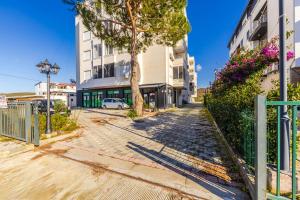 an empty street in front of a building at The Seabreeze Apartment by PikHost in Lalzit Bay