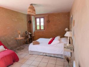 ein Schlafzimmer mit einem Bett und einem Fenster in der Unterkunft Saisonnée - Chambres d'Hôtes et Table d'Hôtes en Aveyron in Centrès