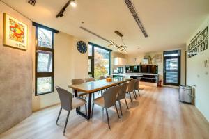 a dining room with a table and chairs at 閒晃趣-包棟民宿-依訂房人數提供房間數 in Ch'i-wu-lao