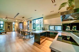 a kitchen and dining room with a table and chairs at 閒晃趣-包棟民宿-依訂房人數提供房間數 in Ch'i-wu-lao +40 photos