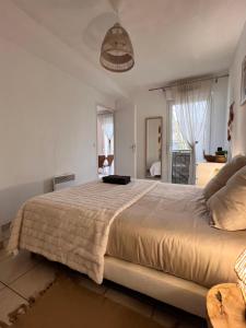 a bedroom with a large bed in a room at Le bohème Chauraisien in Chauray