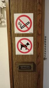 a wooden door with signs on it at Ferienwohnung Veitsch in Niederaigen