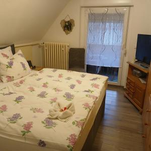 a bedroom with a bed with a flower pattern at Maja in Guhrow