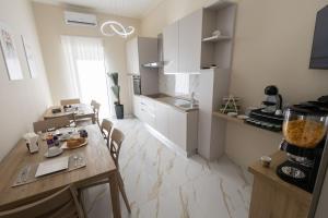 eine Küche mit Tisch und Stühlen in einem Zimmer in der Unterkunft GioielliPlace in Capodrise
