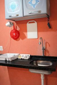a kitchen counter top with a sink and a counter top at Paraíso Pedra Encantada in Paracuru