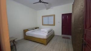 a bedroom with a bed and a ceiling fan at Hotel SPT Palace Phata in Phata