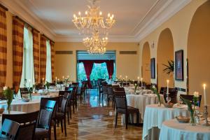 En restaurang eller annat matställe på Grand Hotel Due Golfi