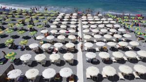 an overhead view of a beach with chairs and umbrellas at Kalispera Residence in Scalea