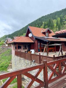 a wooden fence in front of a house at Zaovinski Raj2 Tara in Konjska Reka