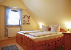 a large bed in a room with a window at Hagebutte in Am Schwarzen Busch