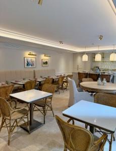 a dining room with tables and chairs at Logis Hôtel Maison Turenne in Martel