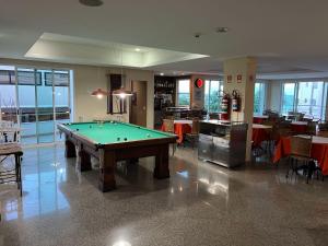 a room with a pool table in a restaurant at Pousada Barlavento in Iriri
