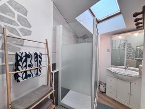 a bathroom with a shower and a sink at Le Céleste - Maison de vacances familiale in Châtel-Guyon