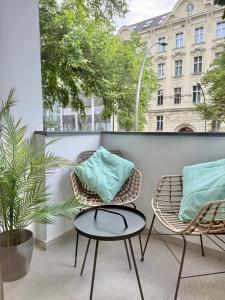 a balcony with two chairs and a table at Lichtdurchflutetes Design-Apartment U39-1 in Niederdorla