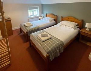 two beds in a bedroom with two towels on them at Country inn in Staple +15 photos