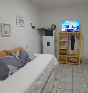 a bedroom with a bed and a tv on a wall at Pequeño Monoambiente Posadas centro in Posadas